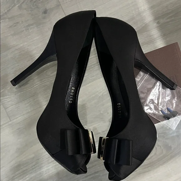 Louis Vuitton Black Heels with Gold Accent - Picture 6 of 6